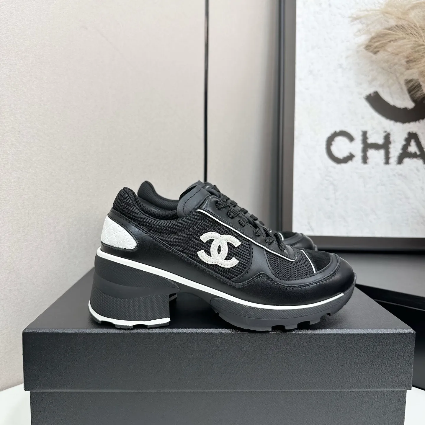 👟👟Ex-factory price 640👟👟Chanel Panda Shoes! 2025 counter's top casual sports shoes. This classic design; the upper is electro-embroidered with a variety of techniques; the outsole is fashionable and sporty; the unusual inclusion of a variety of color matching elements... The diversified mix and match is very good-looking and versatile, and can be used for leisure, fashion, sports, and outdoor... ꫛꫀꪝ Go➫ Materials: ❶Upper made of: original imported first-layer silk cowhide + original waterproof cloth + original first-layer cowhide ❷Inner lining: Original Yangli+wang ❸ Outsole based on: Original TPU combination outsole Counter boutique packaging complete set for women 35–41